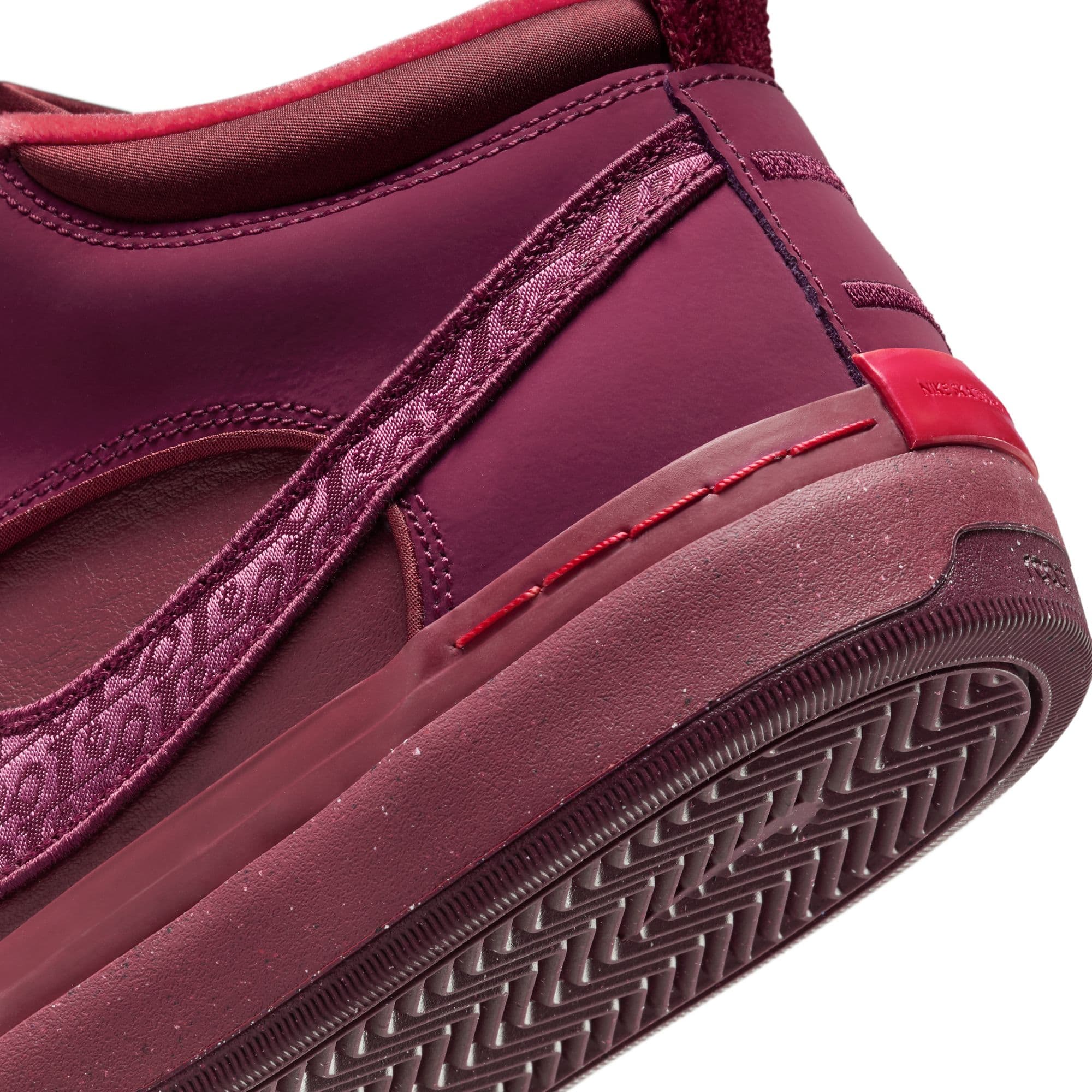 https://admin.plaze-shop.de/wp-content/uploads/2024/09/NikeSB_Leo_React_PRM_FQ7639-600_plaze-shop_1-4.jpeg