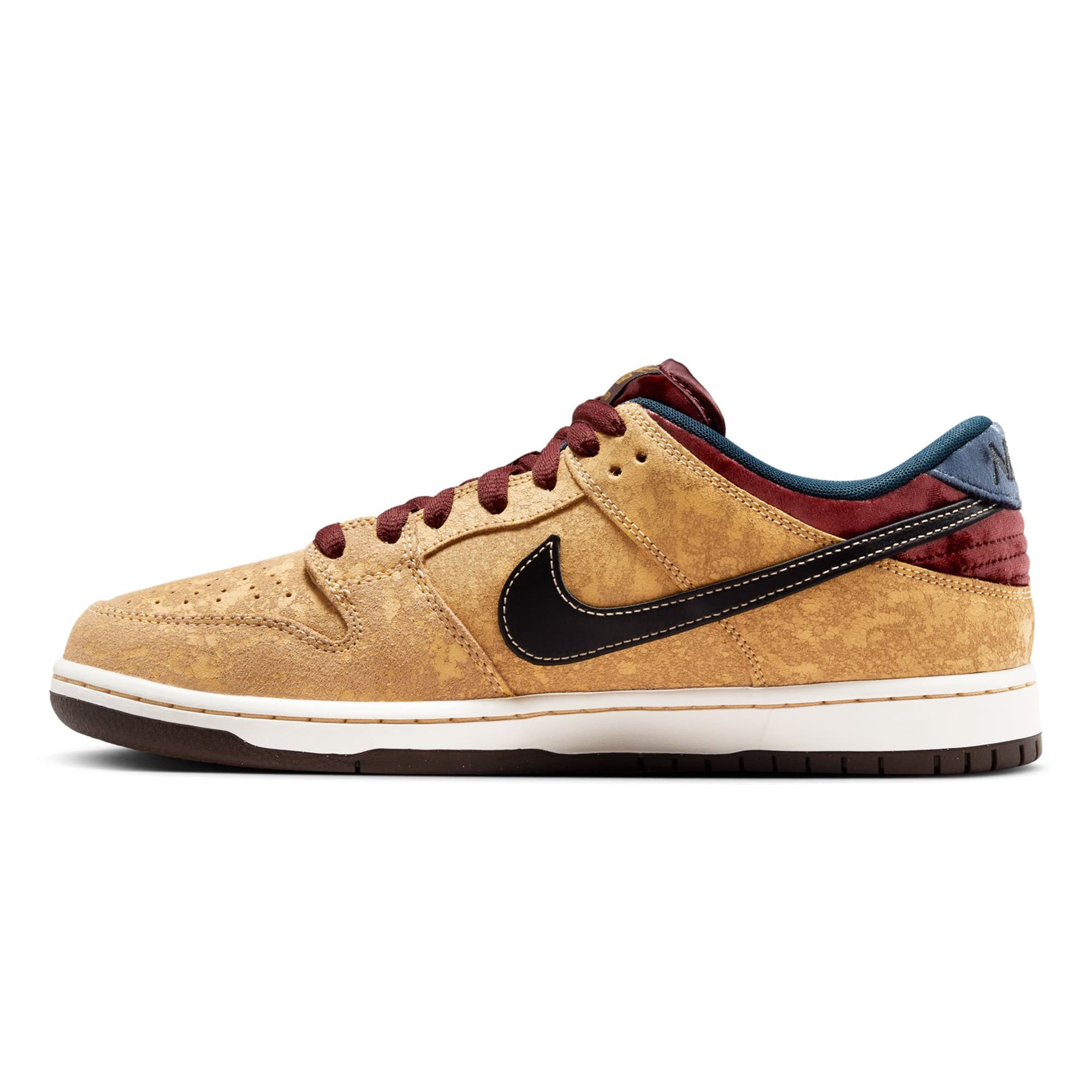 https://admin.plaze-shop.de/wp-content/uploads/2024/10/FZ1278-200_NikeSB_Dunk-Low-Pro_Celestial-Gold-Black_plazeskateshop_3.jpg