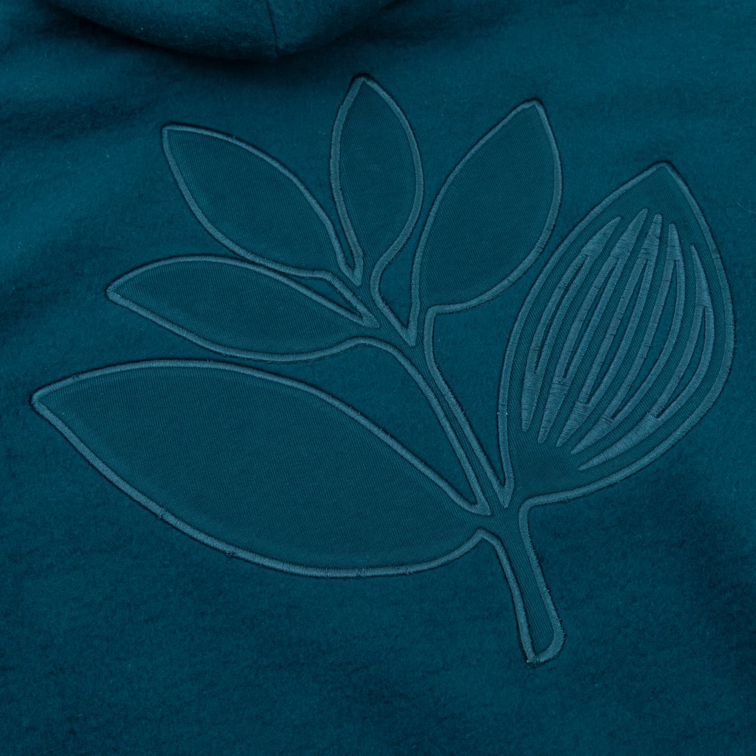 https://admin.plaze-shop.de/wp-content/uploads/2024/10/Magenta_Patch_Hoodie_Petrol_Blue_plaze-shop_1-3.jpg