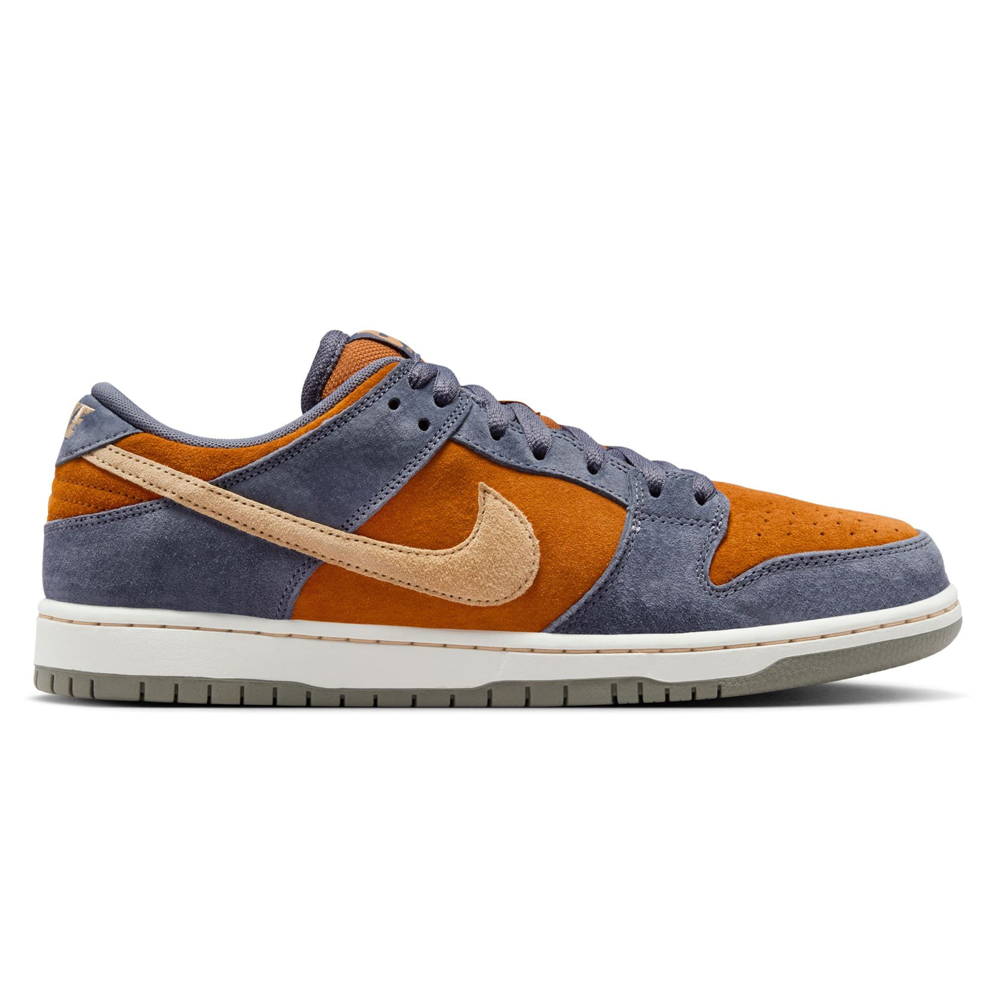 https://admin.plaze-shop.de/wp-content/uploads/2024/10/NikeSB_Dunk_Low_Pro_Carbon_HF3063-002_plaze-shop_1-1.jpeg