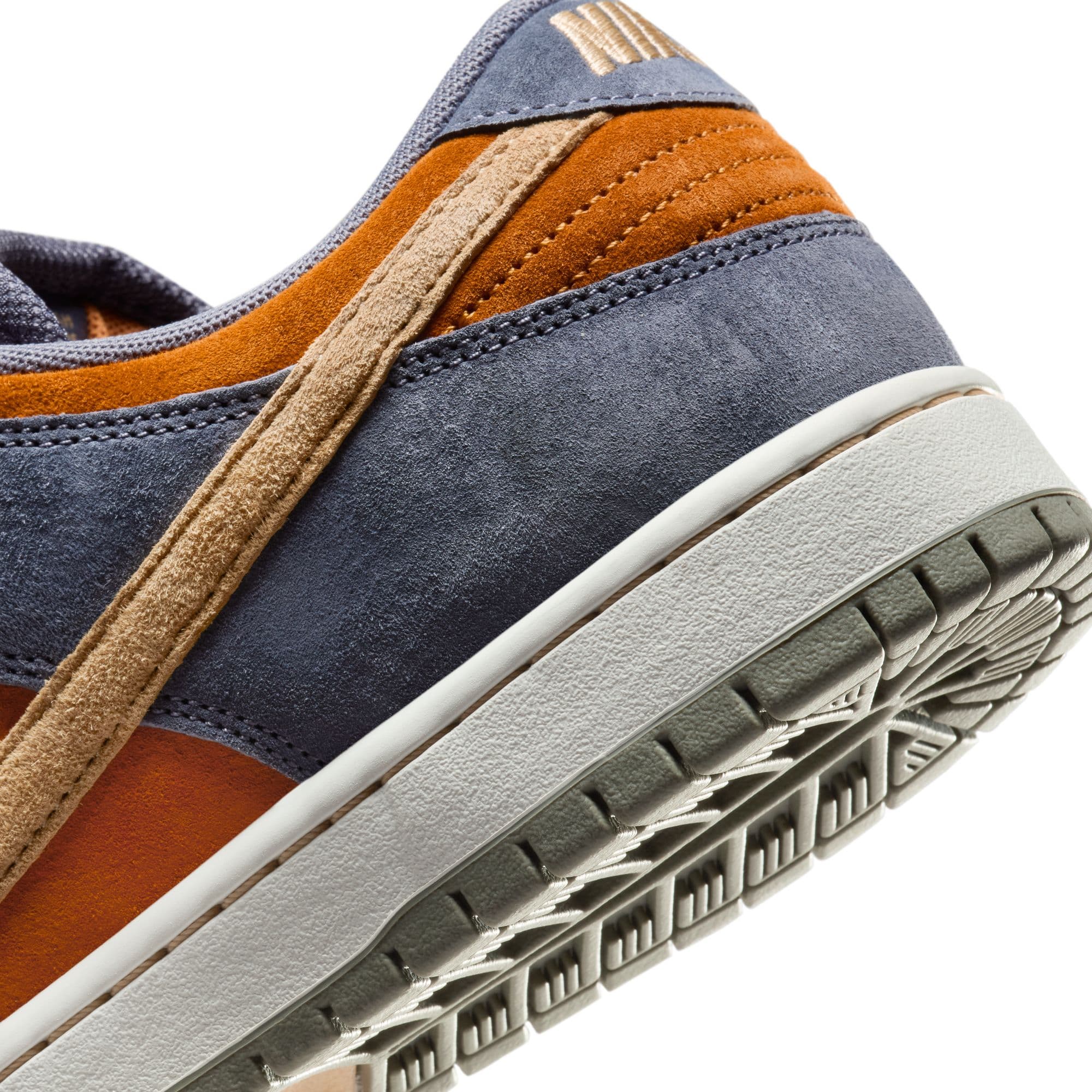 https://admin.plaze-shop.de/wp-content/uploads/2024/10/NikeSB_Dunk_Low_Pro_Carbon_HF3063-002_plaze-shop_1-4.jpeg