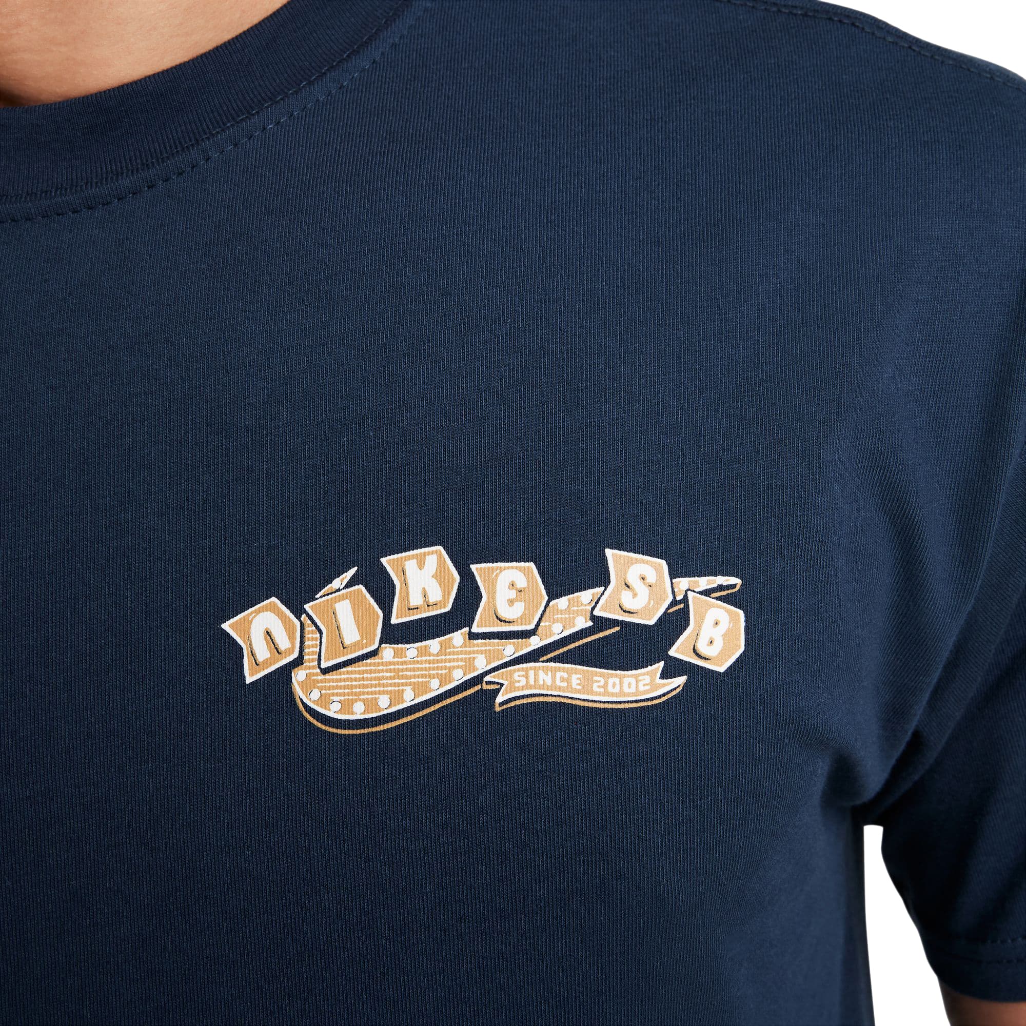 https://admin.plaze-shop.de/wp-content/uploads/2024/10/NikeSB_OC-Road-Dogs-Tee_navy_plaze-skateshop_4.jpg