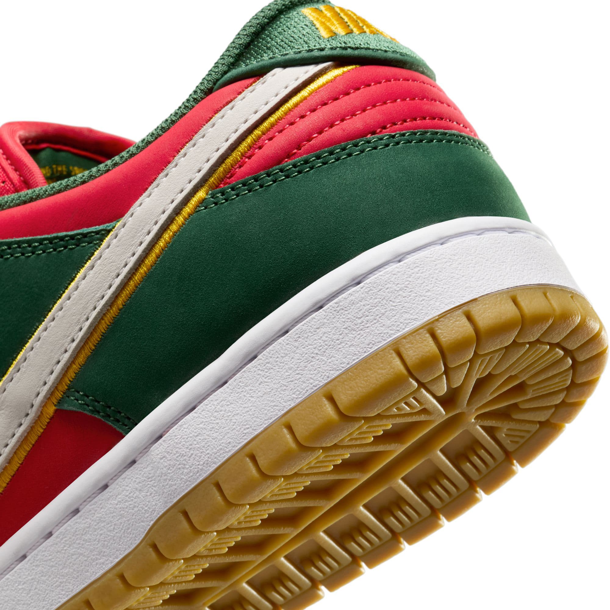 https://admin.plaze-shop.de/wp-content/uploads/2024/11/FZ1287300_NikeSB_Dunk-Low-Pro-PRM_fir-white-university-gold_plaze-skateshop_8.jpg