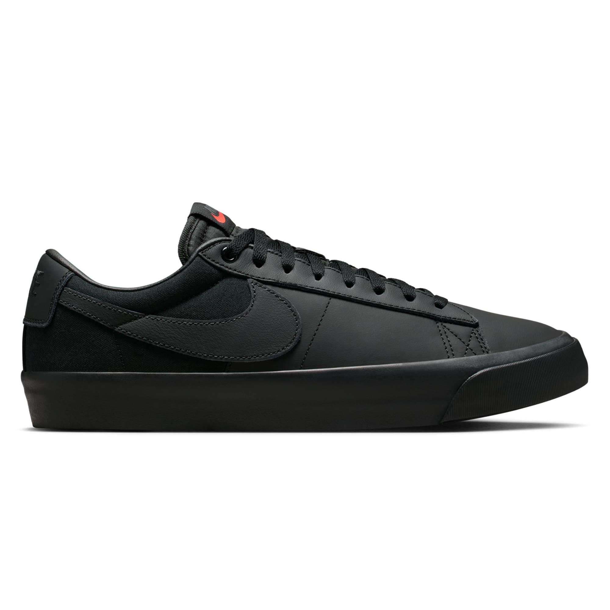 https://admin.plaze-shop.de/wp-content/uploads/2024/12/NikeSB_DR9099_001_Blazer_Low_Pro_GT_ISO_plaze-shop_1-1.jpeg