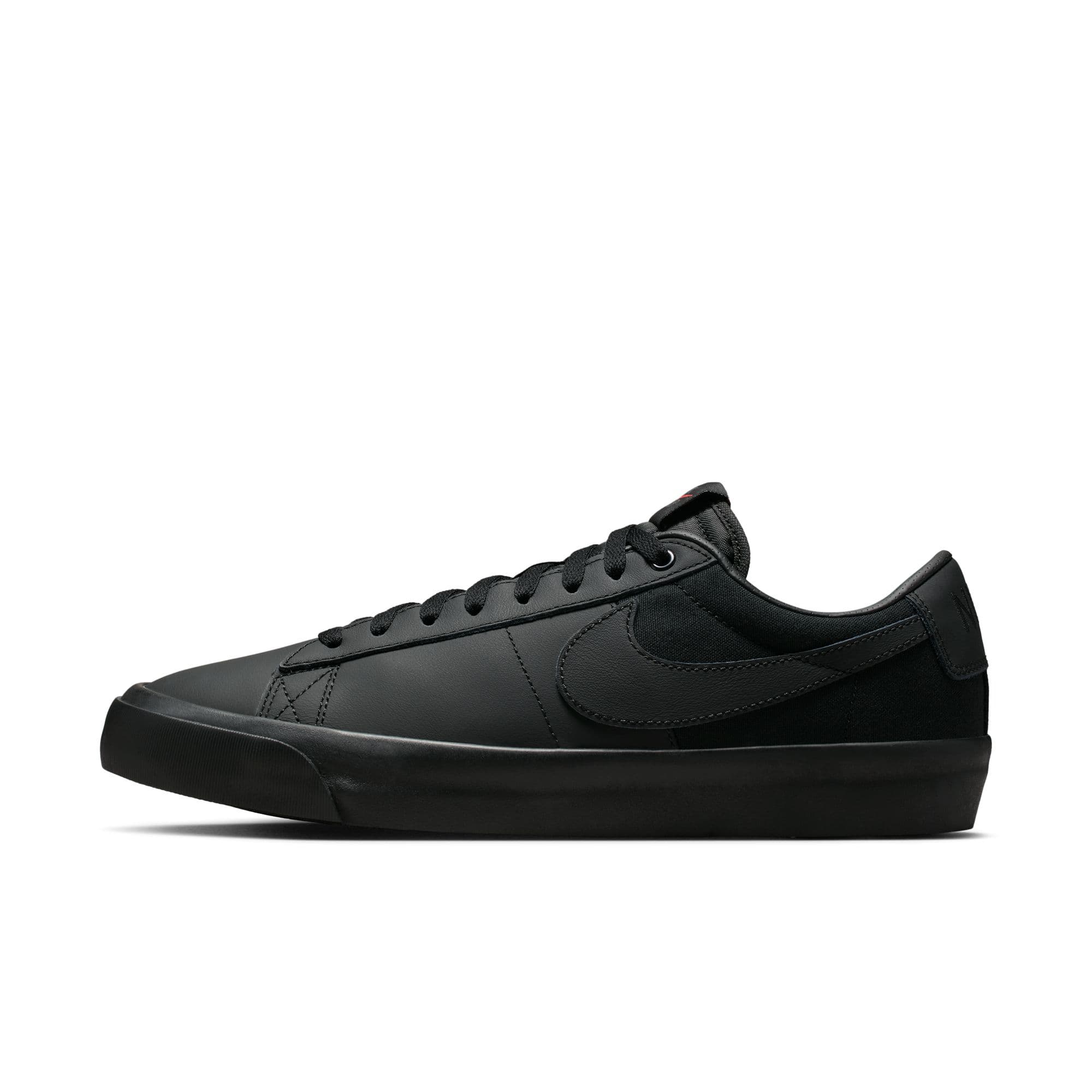 https://admin.plaze-shop.de/wp-content/uploads/2024/12/NikeSB_DR9099_001_Blazer_Low_Pro_GT_ISO_plaze-shop_1-10.jpeg
