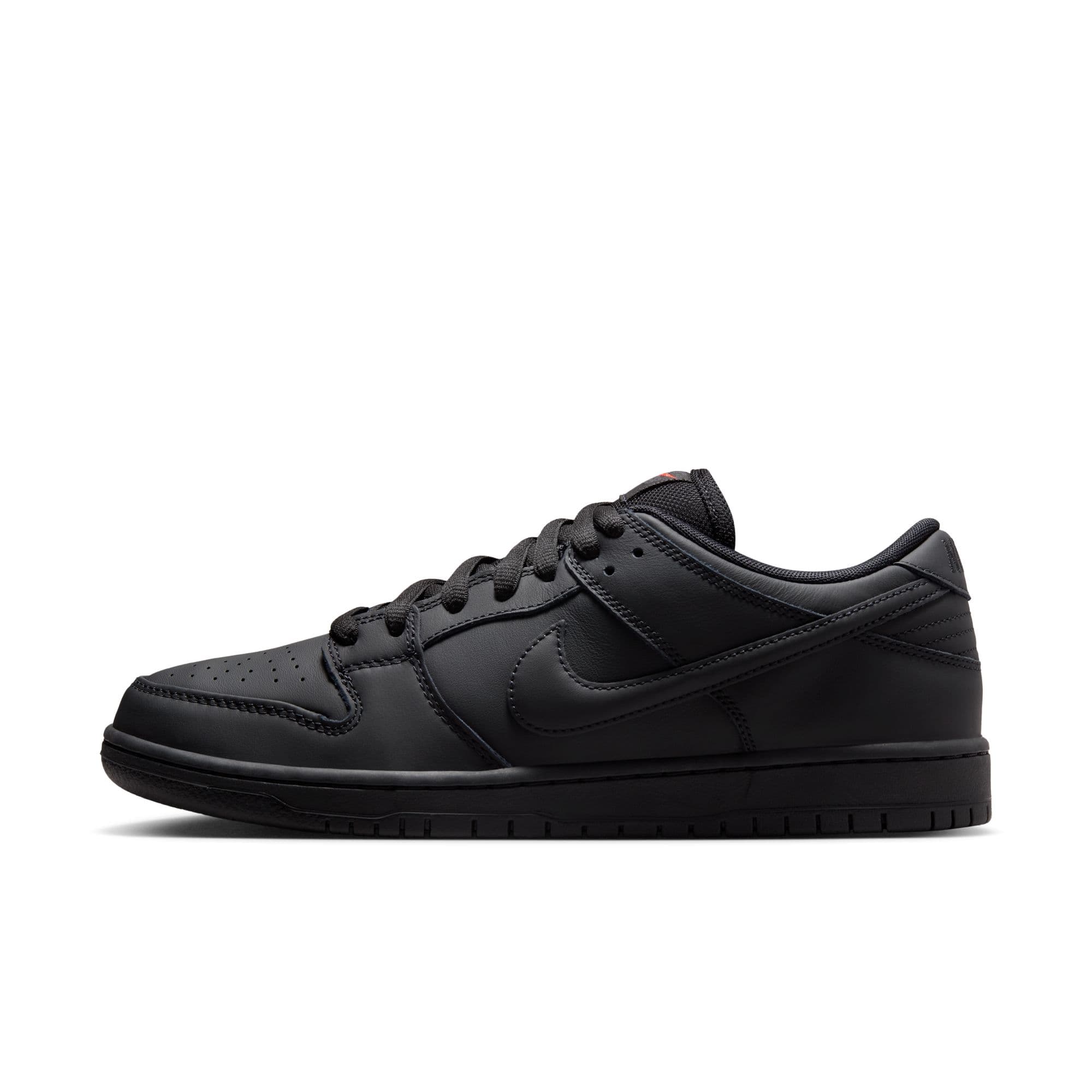 https://admin.plaze-shop.de/wp-content/uploads/2024/12/NikeSB_Dunk_Low_Pro_FJ1674-001_plaze-shop_1-8.jpeg