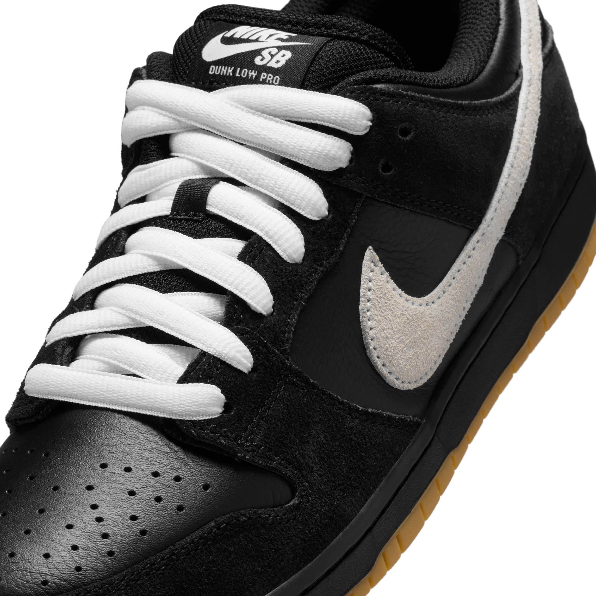 https://admin.plaze-shop.de/wp-content/uploads/2024/12/NikeSB_Dunk_Low_Pro_HF3704-003_plaze-shop_1-3.jpeg
