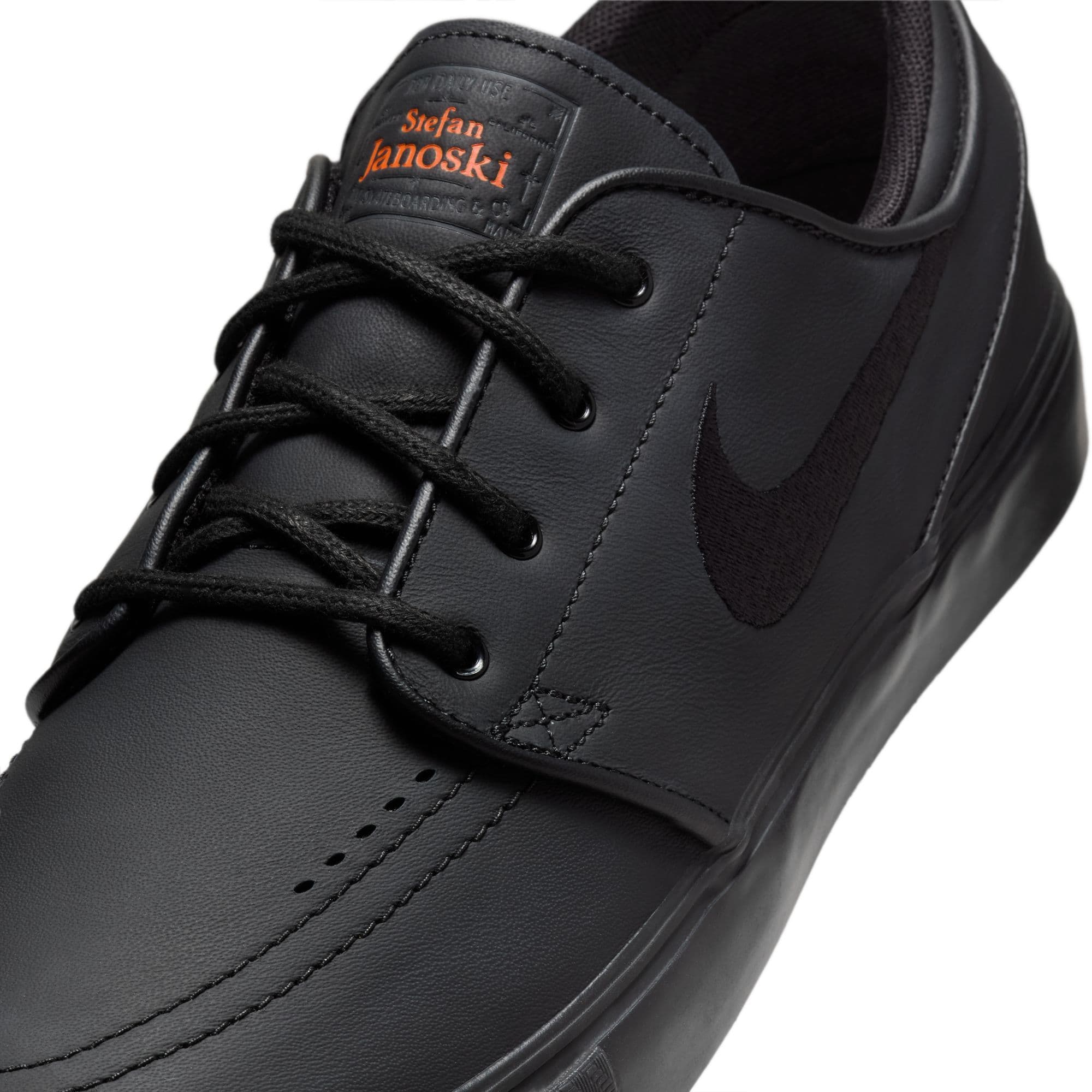 https://admin.plaze-shop.de/wp-content/uploads/2024/12/NikeSB_Janoski_ISO_FQ7621_001_plaze-shop_1-3.jpeg