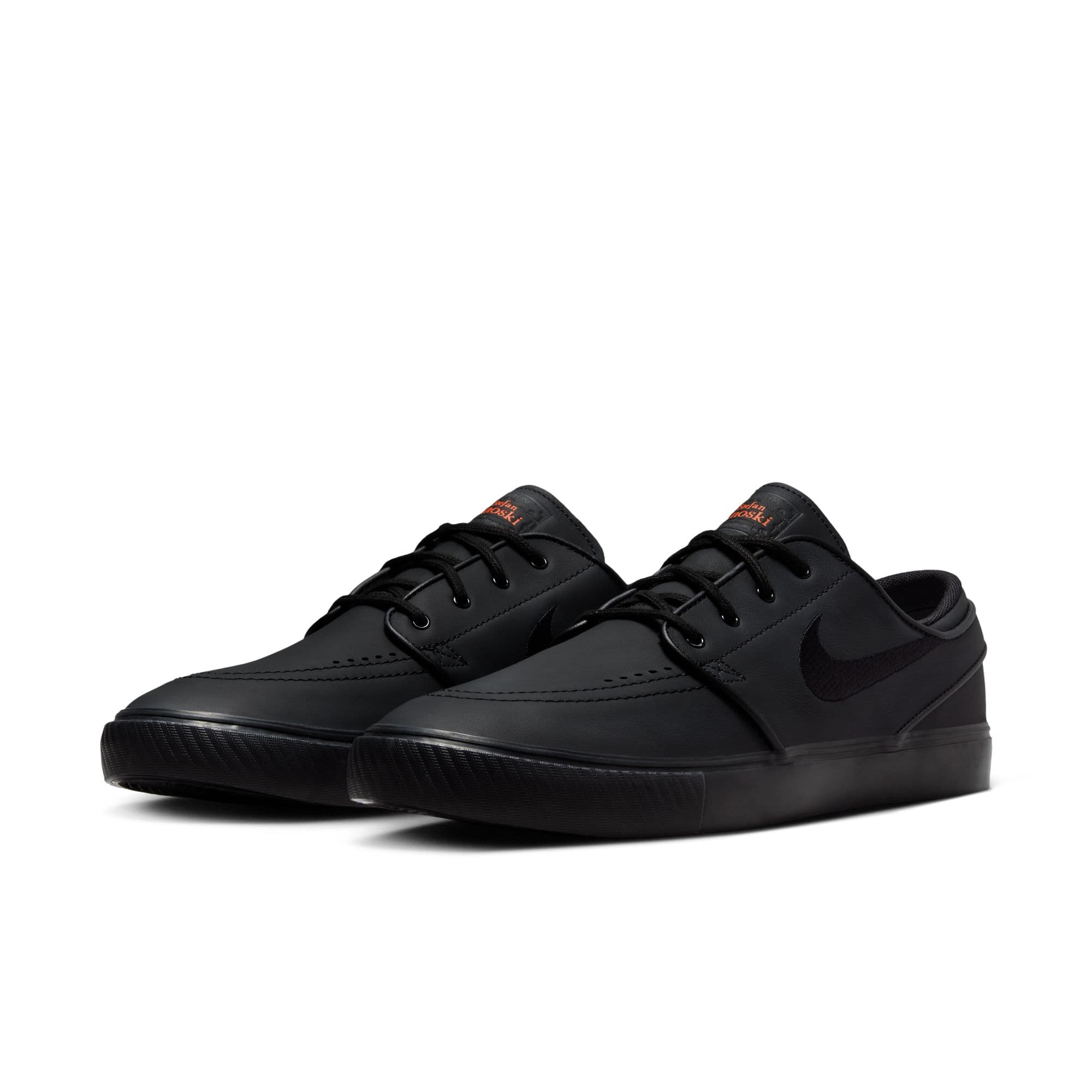 https://admin.plaze-shop.de/wp-content/uploads/2024/12/NikeSB_Janoski_ISO_FQ7621_001_plaze-shop_1-5.jpeg