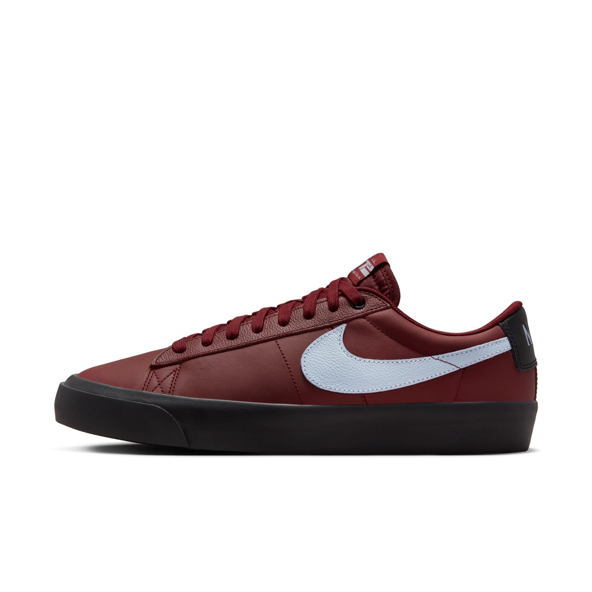 https://admin.plaze-shop.de/wp-content/uploads/2025/02/NikeSB_Blazer_Low_Pro_GT_DV1226-600_plaze-shop_1-10.jpeg