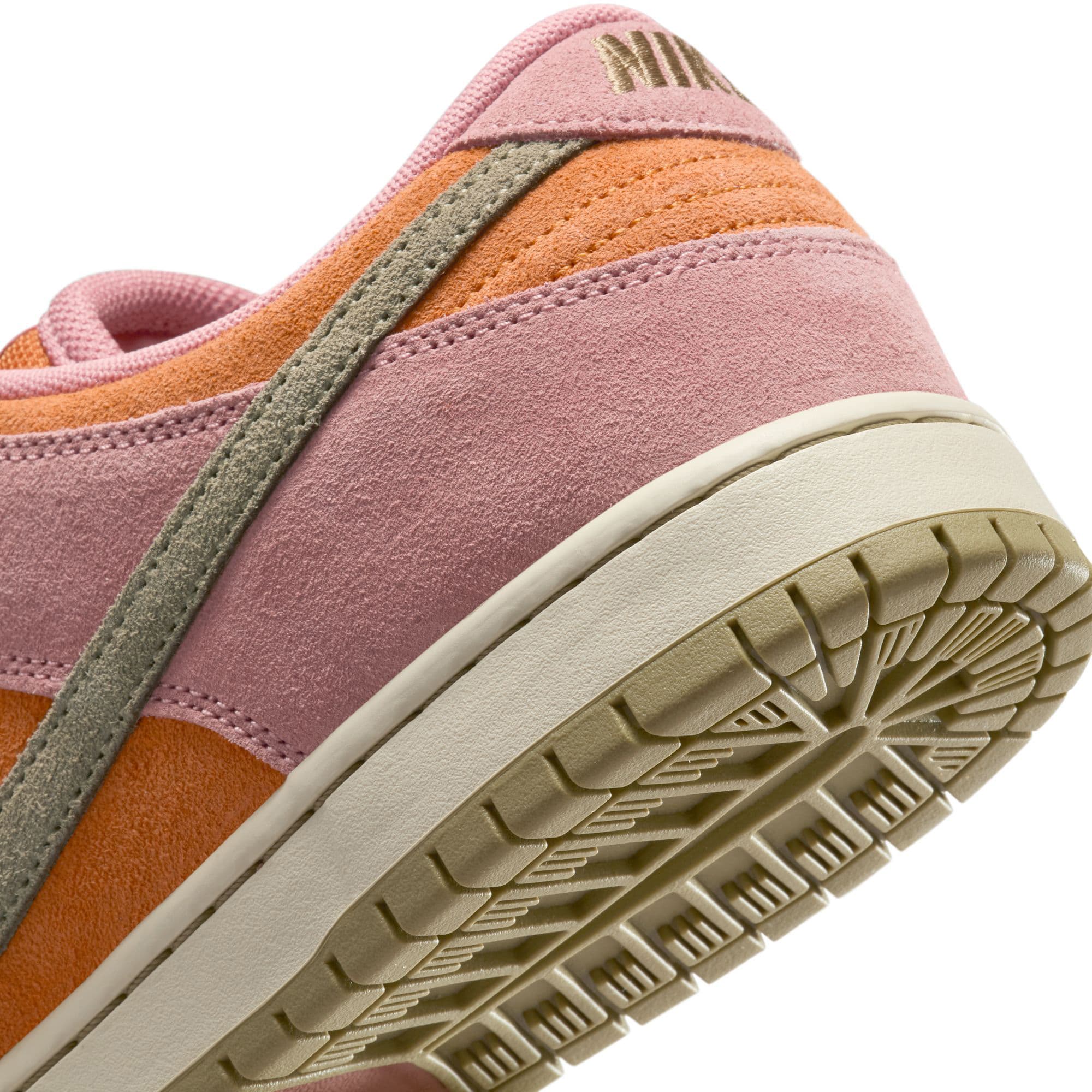 https://admin.plaze-shop.de/wp-content/uploads/2025/04/HJ4135-600_NikeSB_DunkLowPro_redstardust_plaze-skateshop_7.jpg