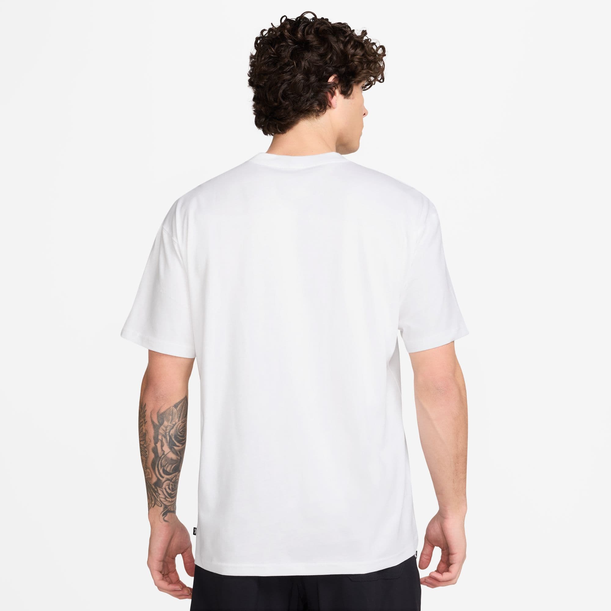 https://admin.plaze-shop.de/wp-content/uploads/2025/06/Nike-SB_T-Shirt_HV1302-100_plaze-skateshop_1-3.jpg