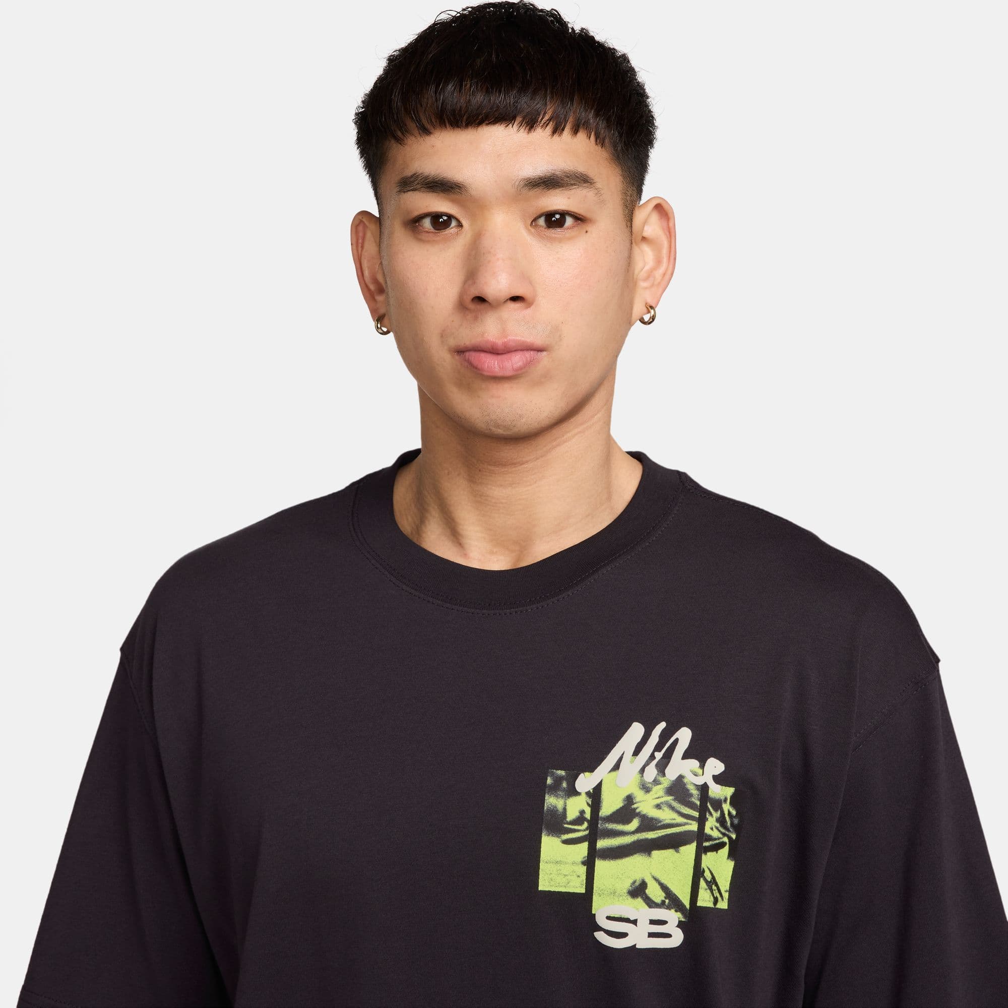 https://admin.plaze-shop.de/wp-content/uploads/2025/06/Nike-SB_T-Shirt_HV1304-045_plaze-skateshop_1-2.jpg