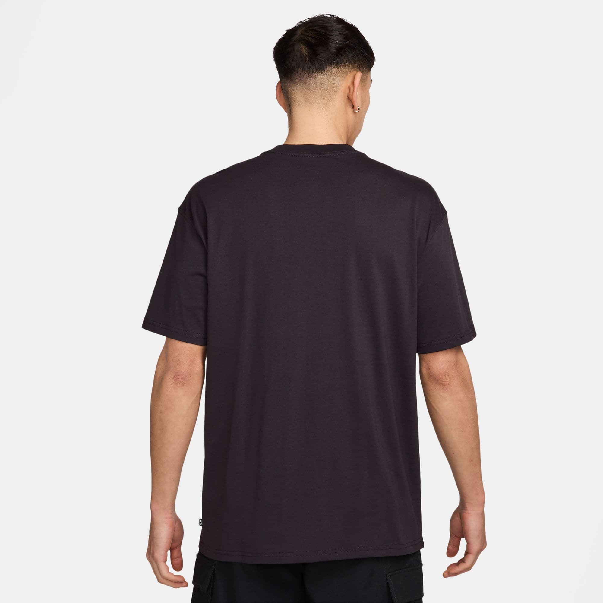 https://admin.plaze-shop.de/wp-content/uploads/2025/06/Nike-SB_T-Shirt_HV1304-045_plaze-skateshop_1-3.jpg