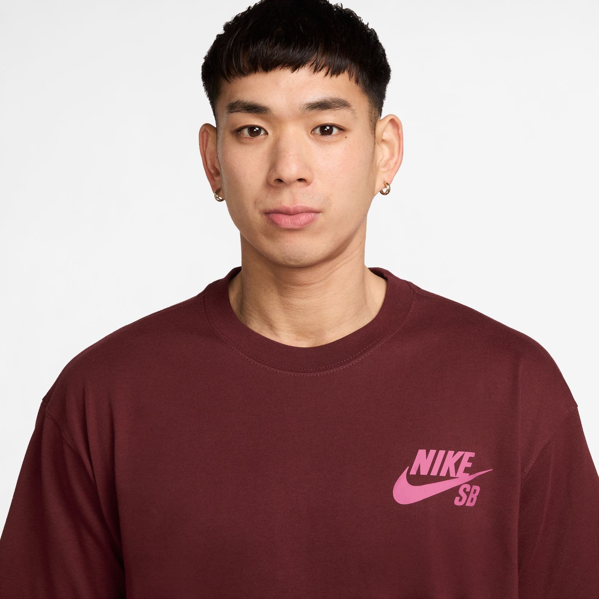 https://admin.plaze-shop.de/wp-content/uploads/2025/06/Nike-SB_T-Shirt_rot_DC7817-619_plaze-skateshop_1-1.jpg