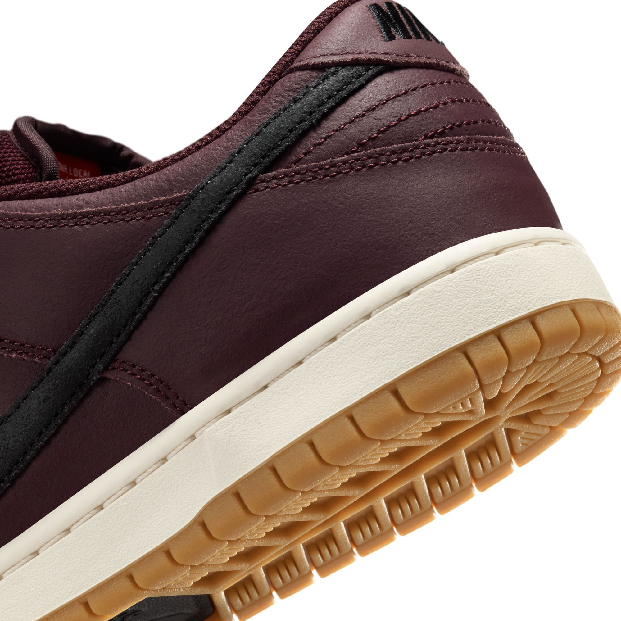 https://admin.plaze-shop.de/wp-content/uploads/2026/01/nike_sb_dunk_low_burgundy_I02304-600_plaze-skateshop-9.jpg