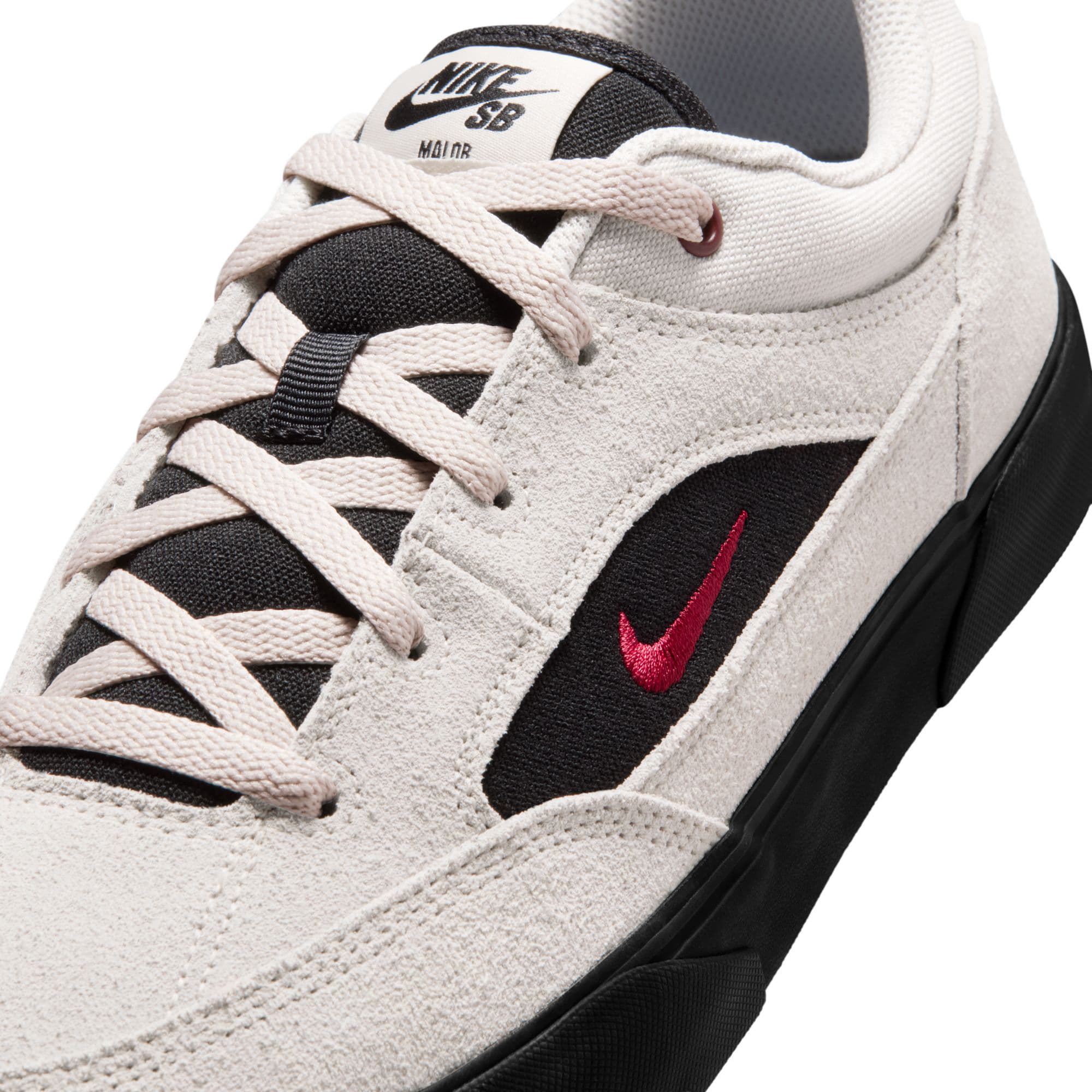 https://admin.plaze-shop.de/wp-content/uploads/2026/01/nike_sb_malor_light_orewood_brown_red_FV6064_plaze-skateshop-6.jpg