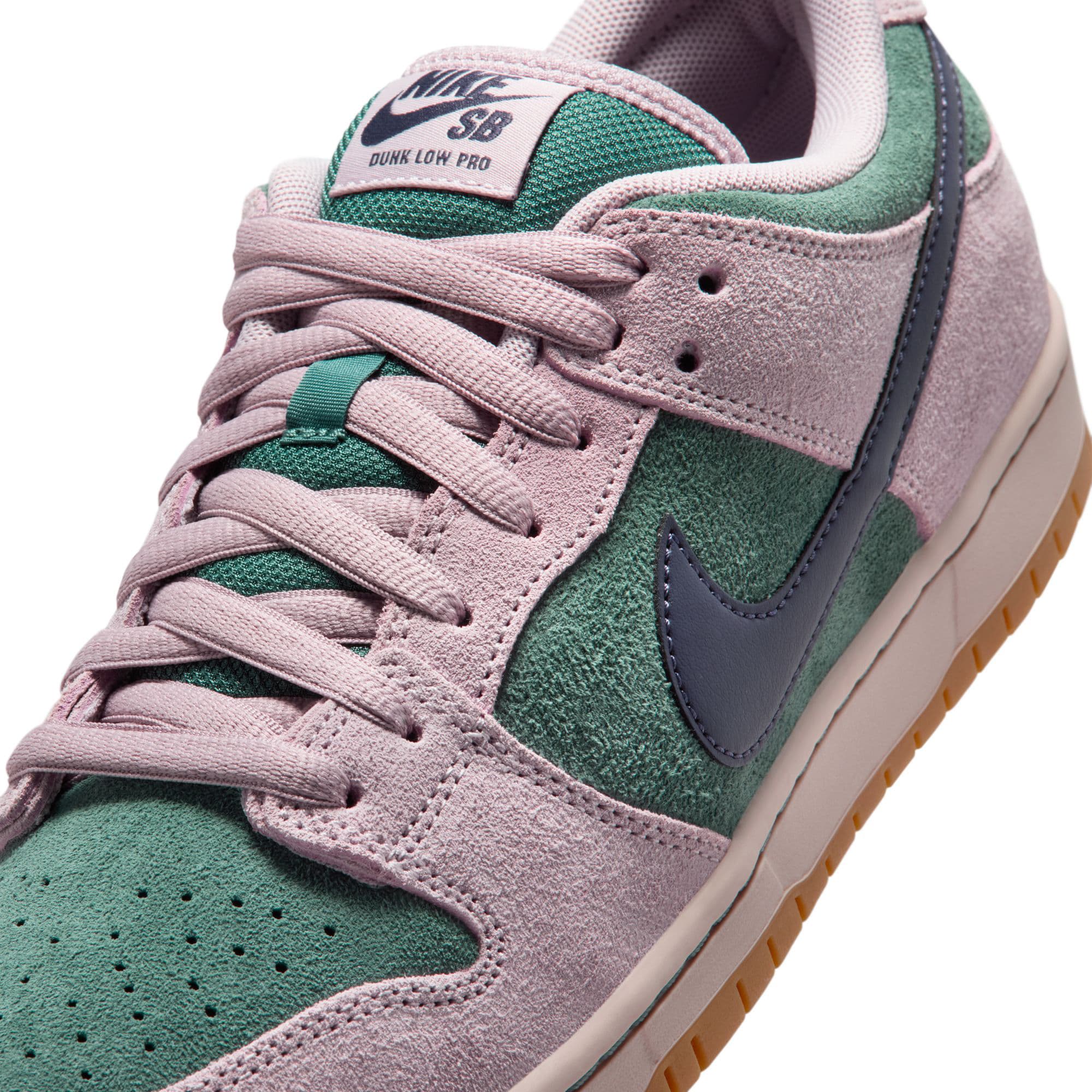 https://admin.plaze-shop.de/wp-content/uploads/2026/03/nike_sb_dunk_Mineral-slat_dark-raisin_HQ1625-300_plaze-skateshop-7.jpg