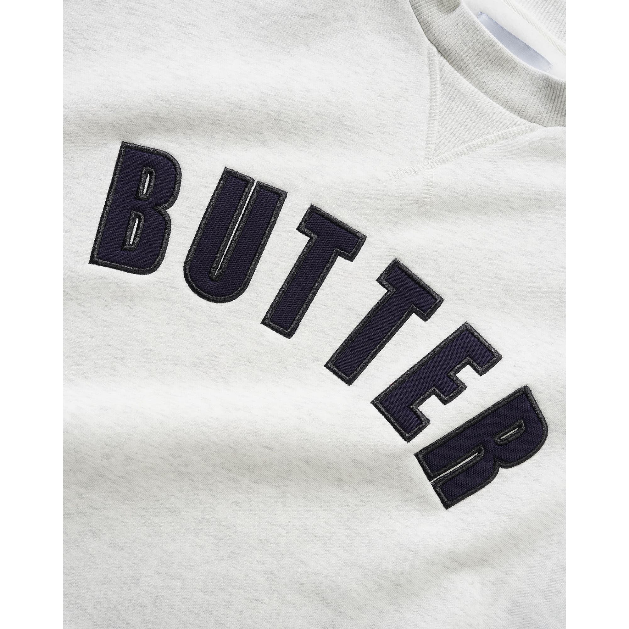 https://admin.plaze-shop.de/wp-content/uploads/2026/10/buttergoods_arc_applique_heavy_crewneck_ash_plaze-skateshop1.jpg